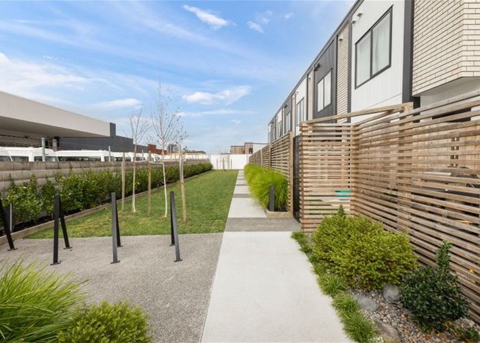  at 8/1 Vialou Street, Hamilton Central, Hamilton