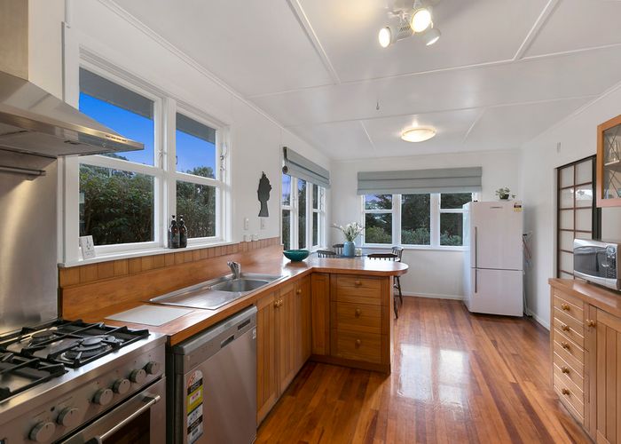  at 14 Catherine Crescent, Paparangi, Wellington