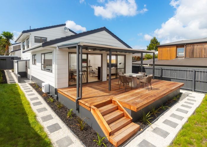  at 2/17 Oliver Street, Point Chevalier, Auckland