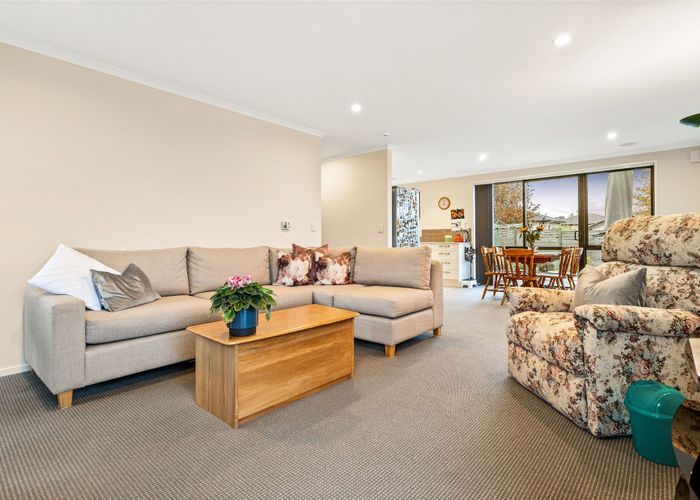  at 2 Stow Place, Henderson, Auckland