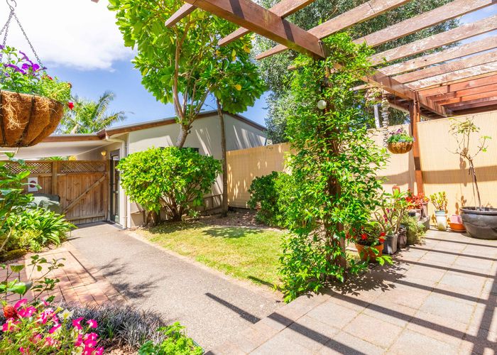  at 2/8 Tuscany Way, Te Atatu Peninsula, Auckland