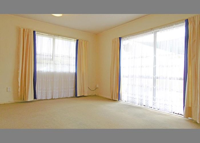 Free property data for 12 Malloy Place, Eastern Beach, Auckland homes