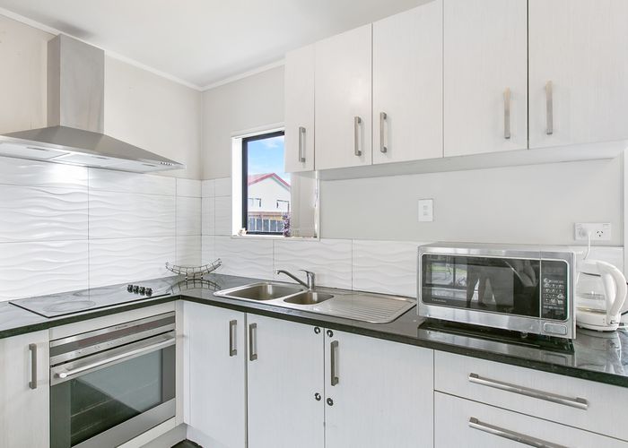  at 2/53 Maplesden Drive, Clendon Park, Auckland
