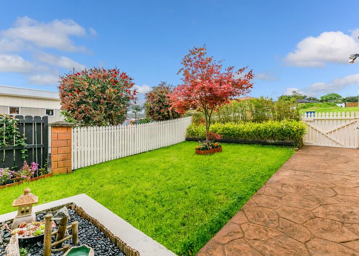  at 4/27 Lucienne Drive, Ranui, Auckland
