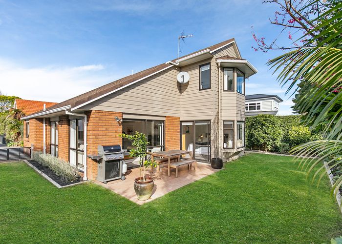  at 2/15 Queensway, Three Kings, Auckland