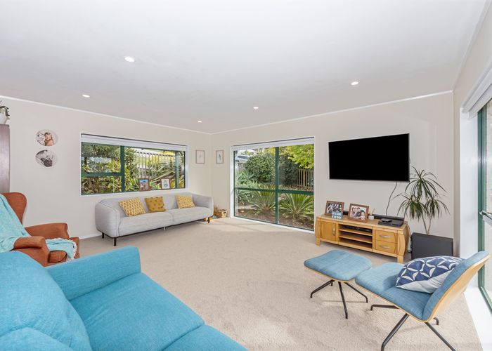  at 10 Charlotte Street, Stanmore Bay, Whangaparaoa
