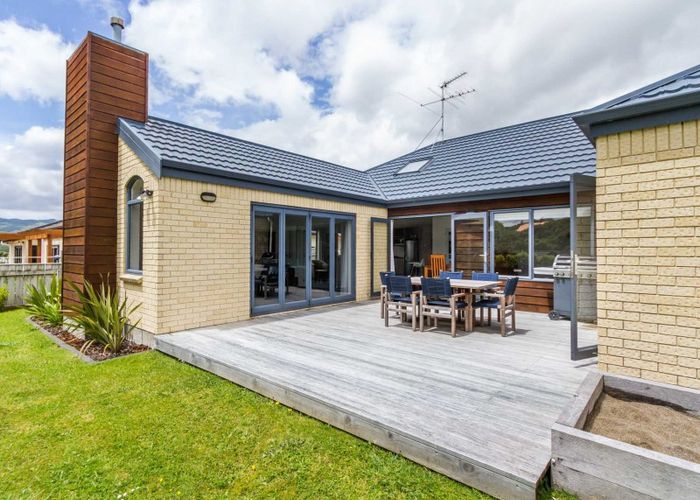  at 32 Navigation Drive, Whitby, Porirua