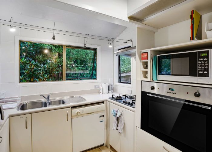  at 42 Holyoake Place, Chatswood, Auckland