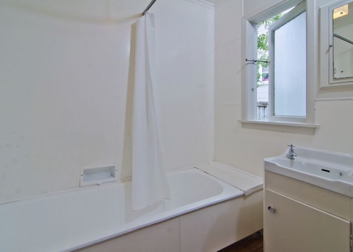  at 8A Huxley Place, Glen Innes, Auckland