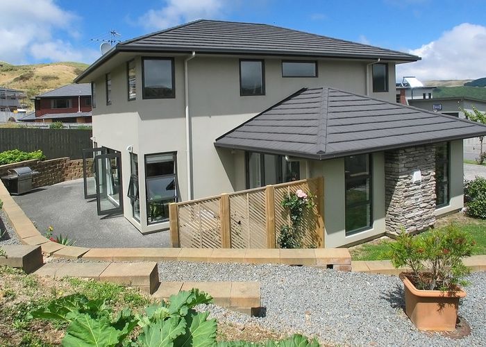 Free property data for 51 Kilkelly Close, Tawa, Wellington homes.co.nz