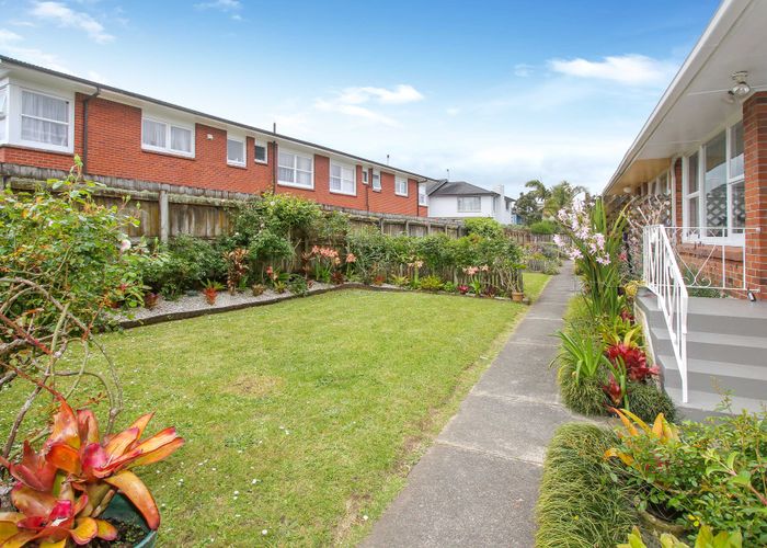  at 2/34 Lake Pupuke Drive, Takapuna, Auckland