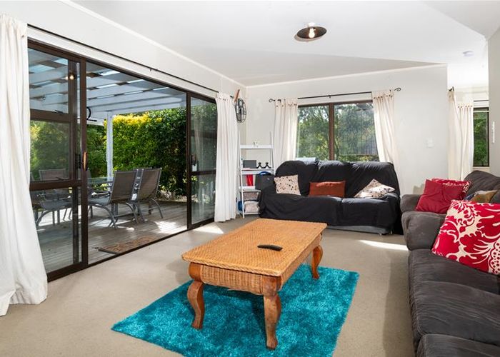  at 38 Redlands Grove, Swanson, Auckland
