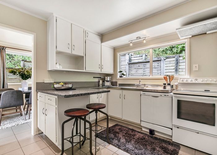  at 6 Vari Place, Bayview, Auckland