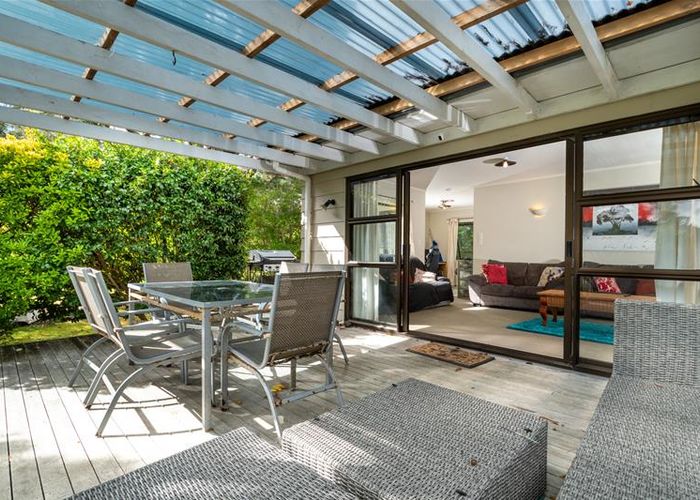  at 38 Redlands Grove, Swanson, Auckland