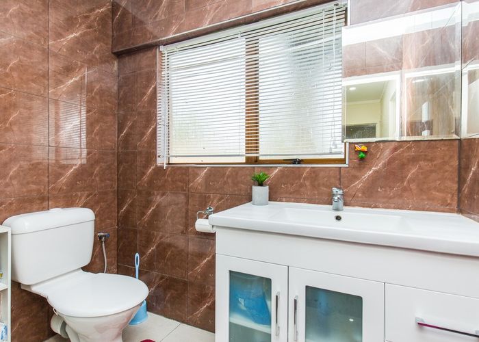  at 2/7 Huber Street, Weymouth, Auckland