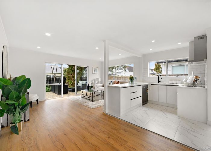  at 2/10 Glennandrew Drive, Half Moon Bay, Auckland