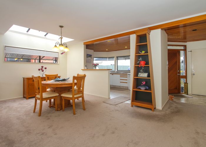  at 2/41 SHAKESPEARE RD, Milford, Auckland