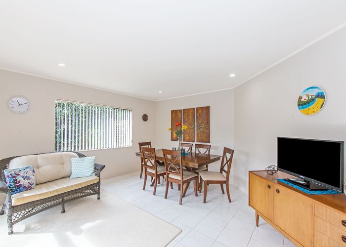  at 2/8 Mandica Place, Sunnynook, Auckland