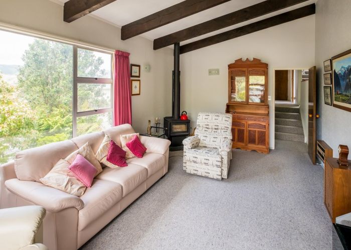  at 40 Westhaven Drive, Tawa, Wellington