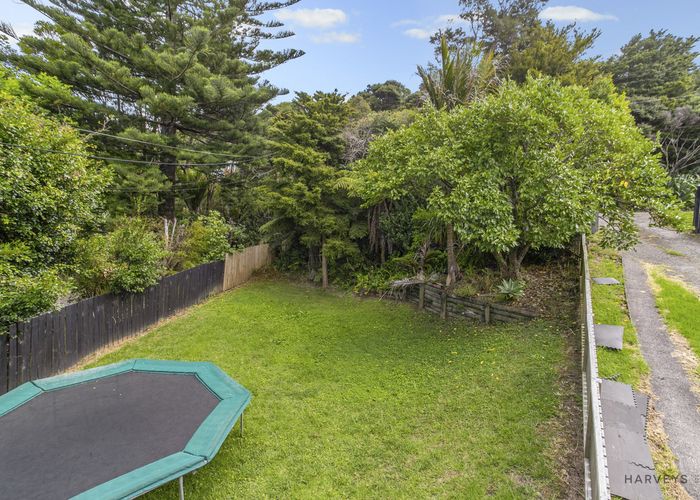  at 8 Kauri Point Road, Laingholm, Auckland