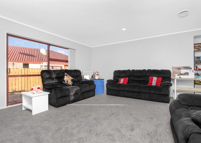  at 2/4 Nerissa Place, Randwick Park, Auckland