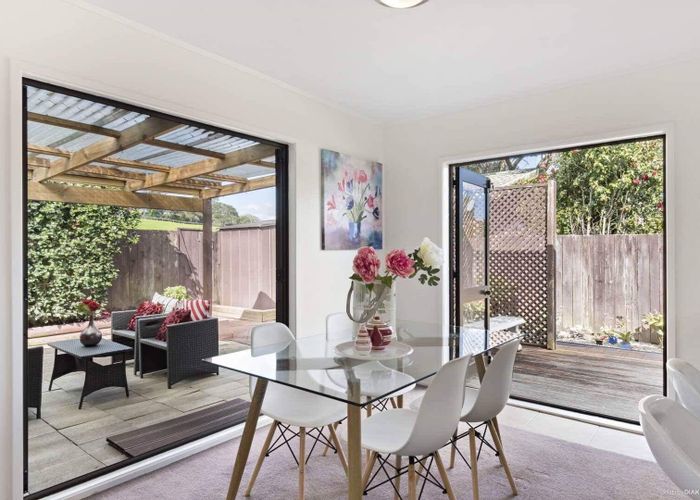  at 2/12 Imogene Way, Half Moon Bay, Auckland