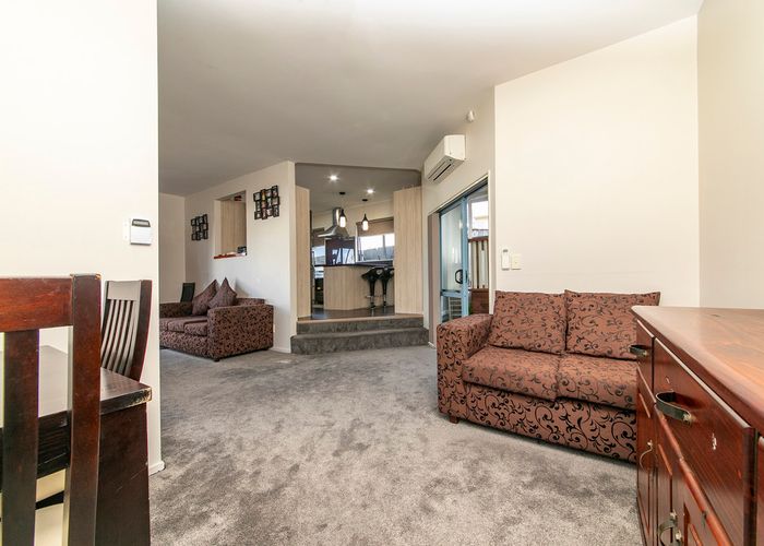  at 2/30 Mountain Road, Māngere Bridge, Auckland