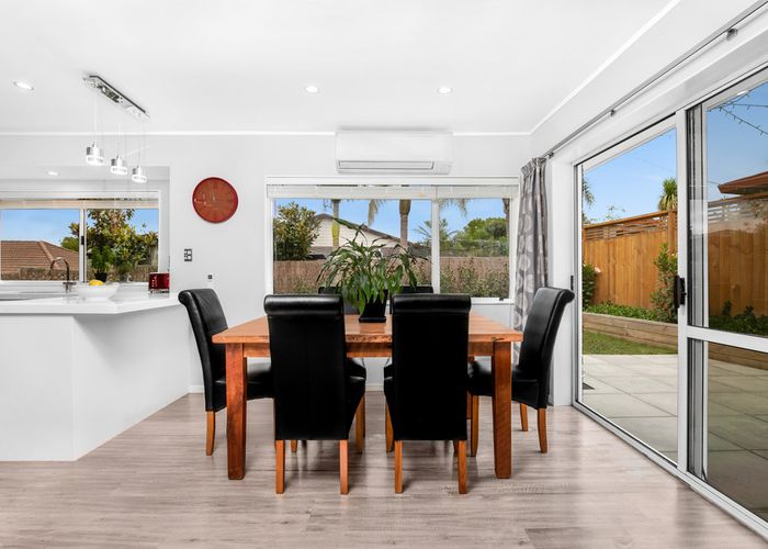  at 2/32 Booralee Avenue, Botany Downs, Auckland