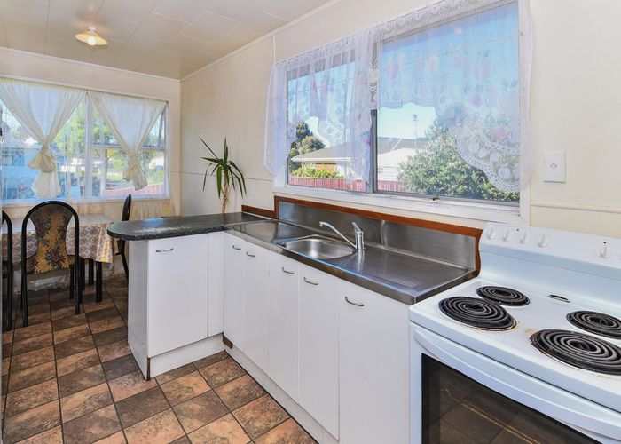  at 6 Staverton Crescent, Mangere, Auckland