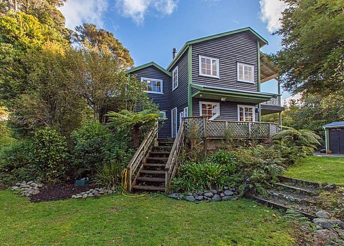  at 102 Avro Road, Blue Mountains, Upper Hutt