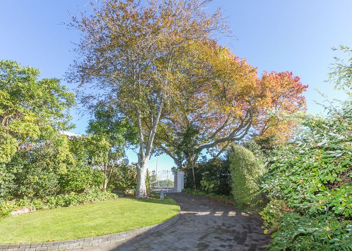  at 132 Lake Crescent, Hamilton Lake, Hamilton