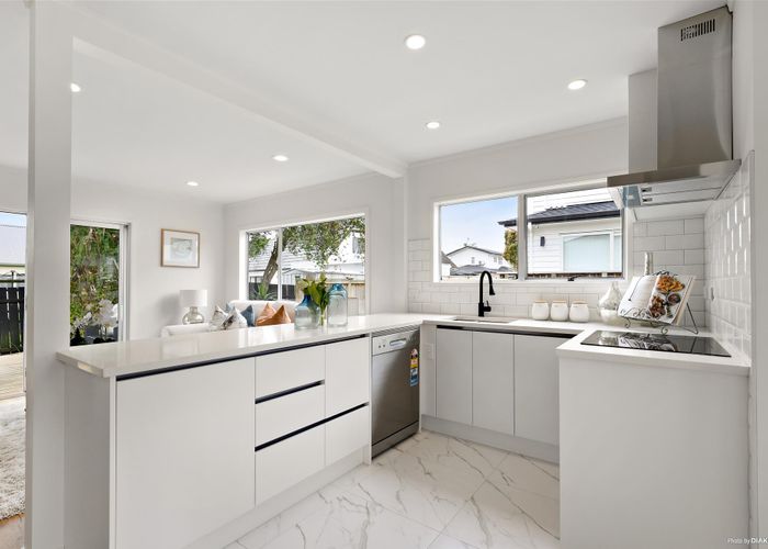  at 2/10 Glennandrew Drive, Half Moon Bay, Auckland