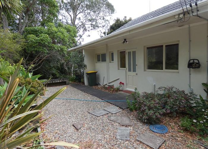 at 1/22 Chivalry Road, Glenfield, Auckland