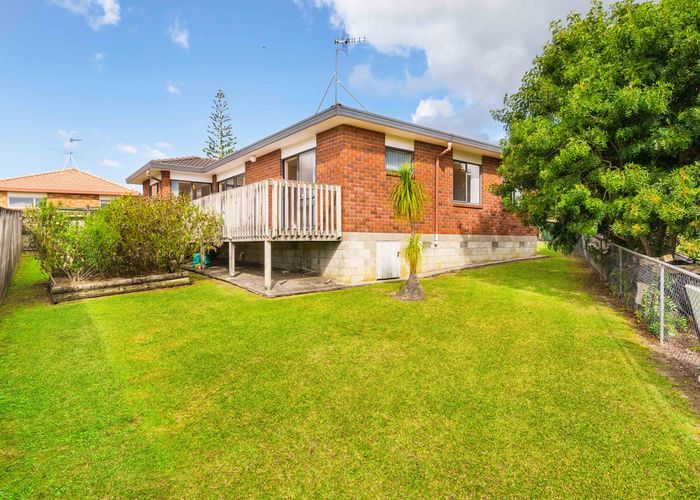  at 38 Awaroa Road, Sunnyvale, Auckland