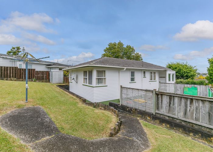  at 7 Mowbray Place, Sunnynook, Auckland