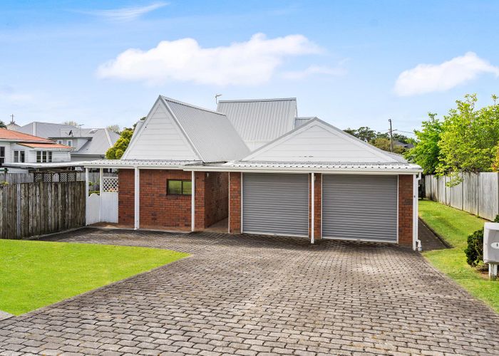  at 6 Fairfax Avenue, Northcote, Auckland