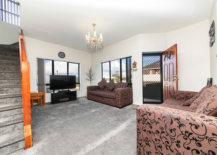  at 2/30 Mountain Road, Māngere Bridge, Auckland