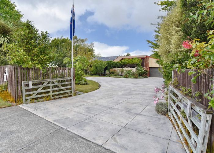  at 12 Woodglen Drive, Woodend, Woodend