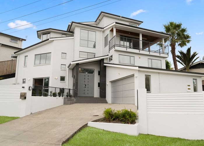  at 17 Handley Avenue, Narrow Neck, Auckland