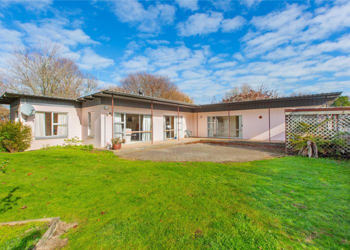  at 284 Raynes Road, Hamilton