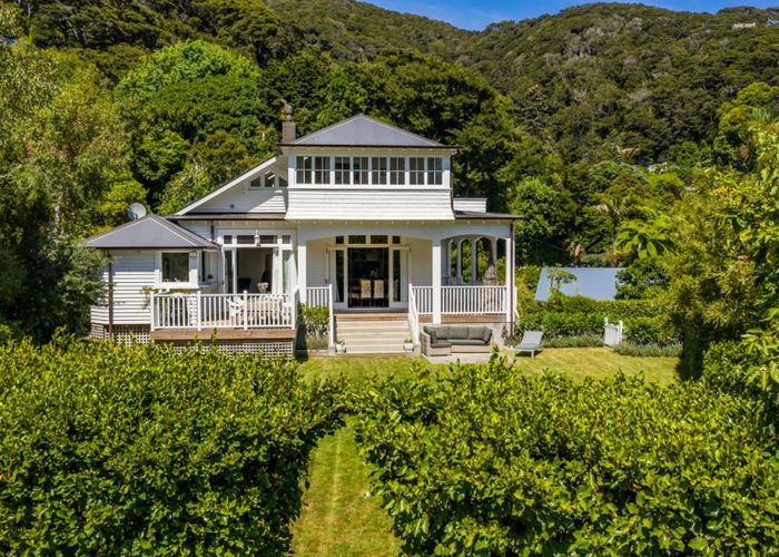  at 27 Moana Road, Days Bay, Lower Hutt