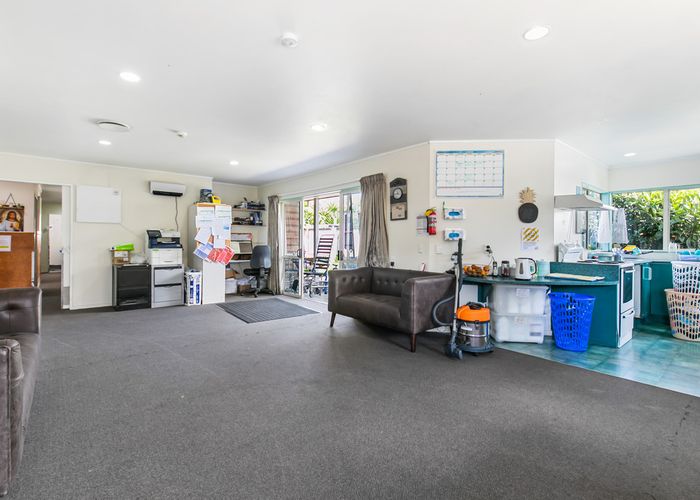  at 2/11 Church Road, Māngere Bridge, Auckland
