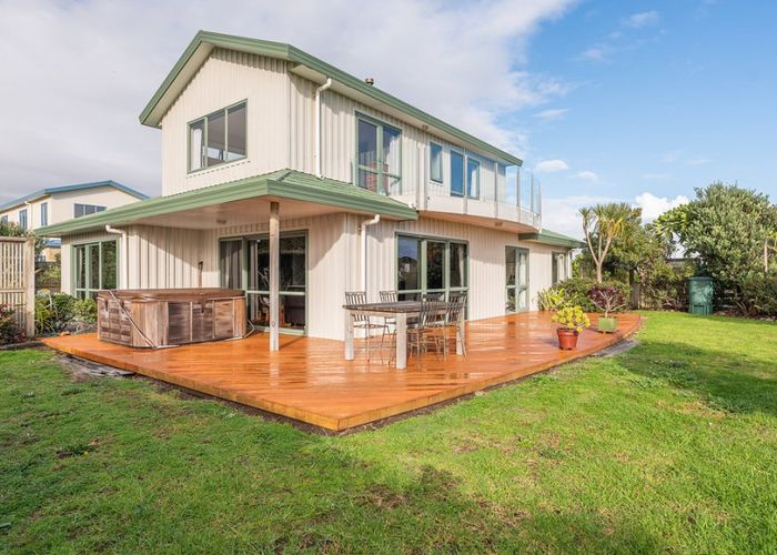  at 166 Field Way, Waikanae Beach, Waikanae