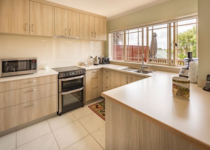  at 10 Hansworth Place, Flat Bush, Auckland
