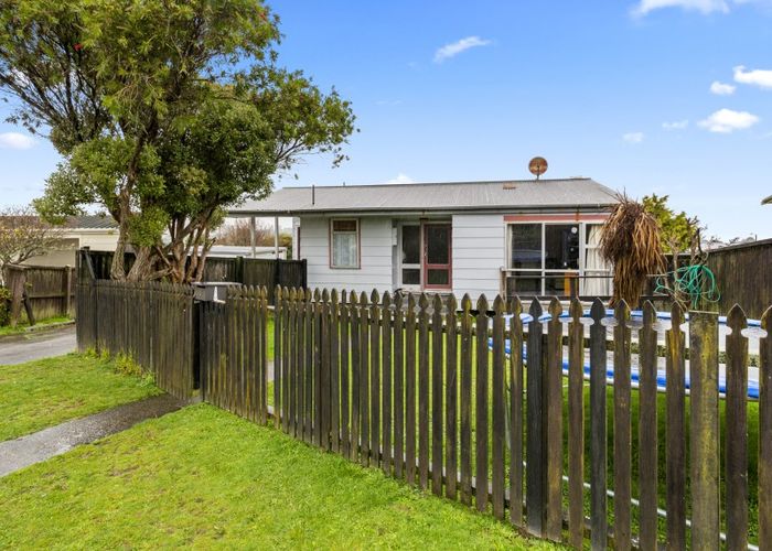  at 8 Yemen Place, Ascot Park, Porirua
