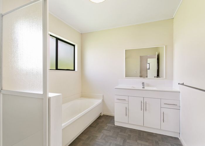 at 8/24 Eastglen Road, Glen Eden, Auckland