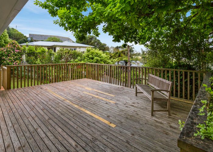 Free property data for 21 Alwyn Place, Newlands, Wellington homes.co.nz