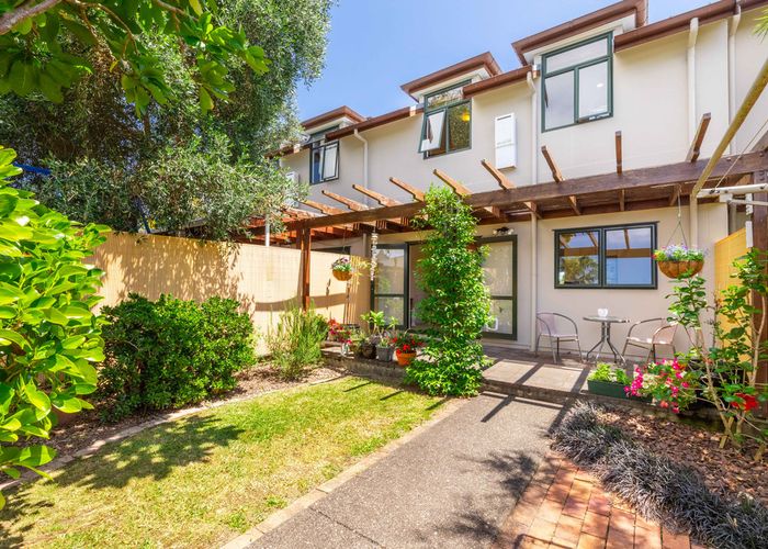  at 2/8 Tuscany Way, Te Atatu Peninsula, Auckland