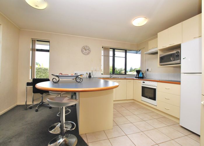  at 92 Kingdale Road, Henderson, Auckland