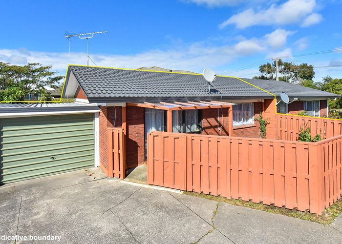  at 2/24 Robertson Road, Favona, Auckland